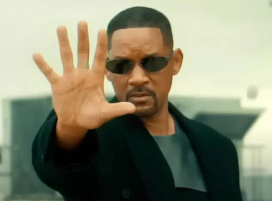 Will Smith, Neo rolünde *Matrix* evrenine adım attı.
